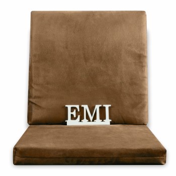 hneda_poduska_na_stolicku_emi