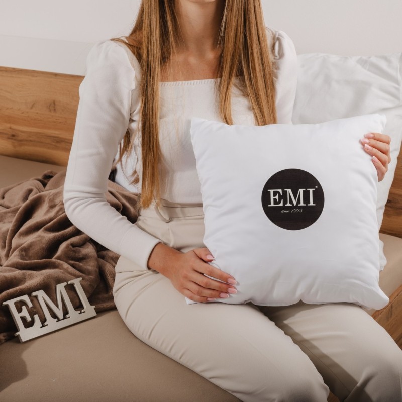Vankúš s vlastným logom 40x40 cm EMI