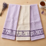 Frote_utierky_Lavender_svetlofialova_a_kremova_rozlozene_na_kuchynskom_stole