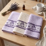 Kuchynske_frote_utierky_Lavender_zavesene_na_vesiaku_za_putko