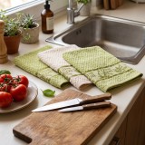 Detail_olivoveho_motivu_na_frote_utierke_Olive_Oil_vetvicky_s_olivami_a_dzban