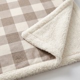 Detail_barankovej_deky_kremovo_hneda_karovana_latka_a_kremovy_baranok