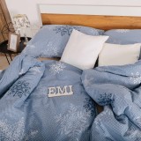 obliecky_Hollis_s_bodkovanym_podkladom_a_vlockami
