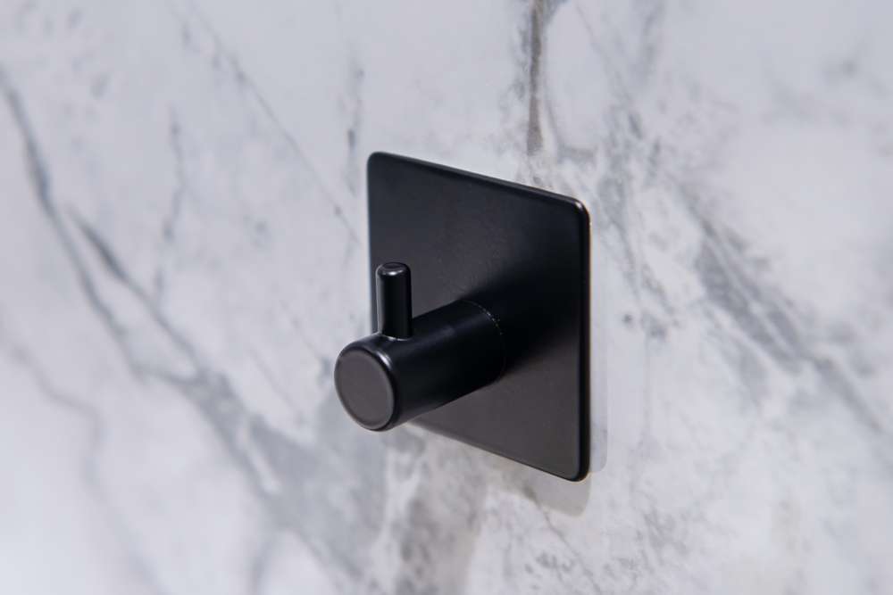 vesiak_na_stenu_cierny