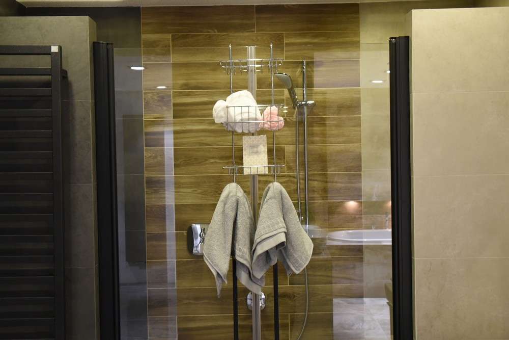 zavesna_chromovana_polica_do_kupelne