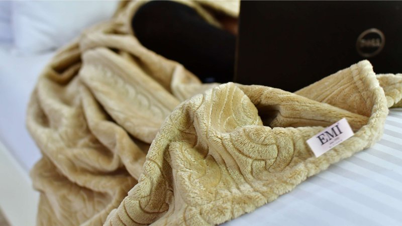 hneda_deka_z_mikrovlakna