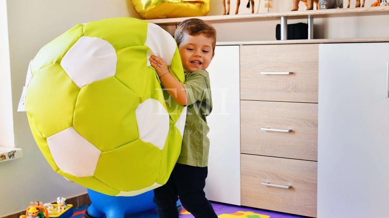 sedaci vak futbalova lopta limetkovobiela