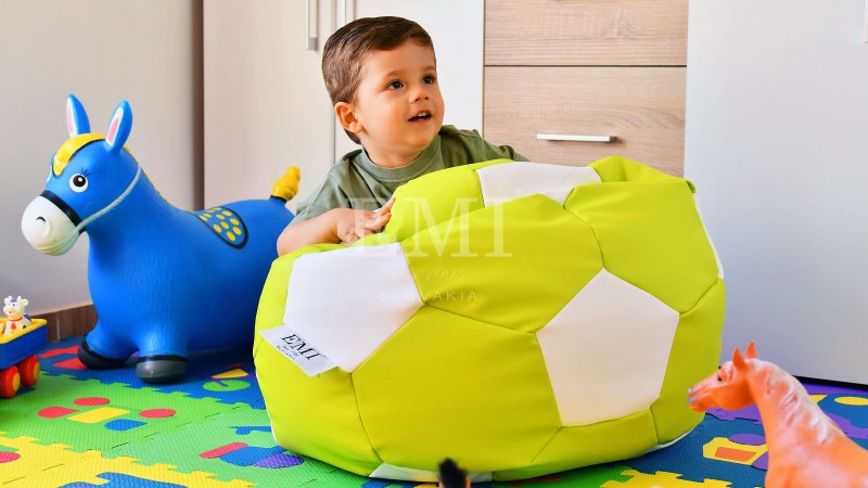 sedaci vak futbalova lopta