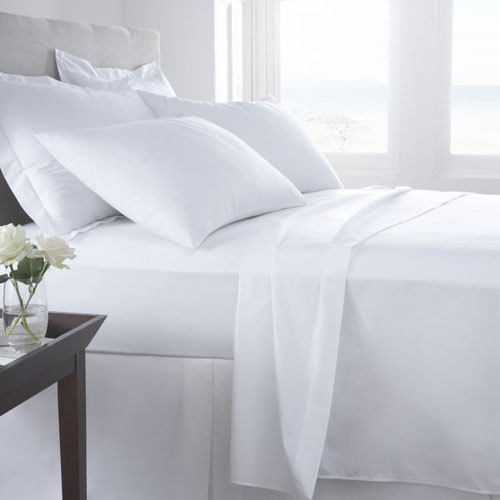 pevná biela plachta na posteľ