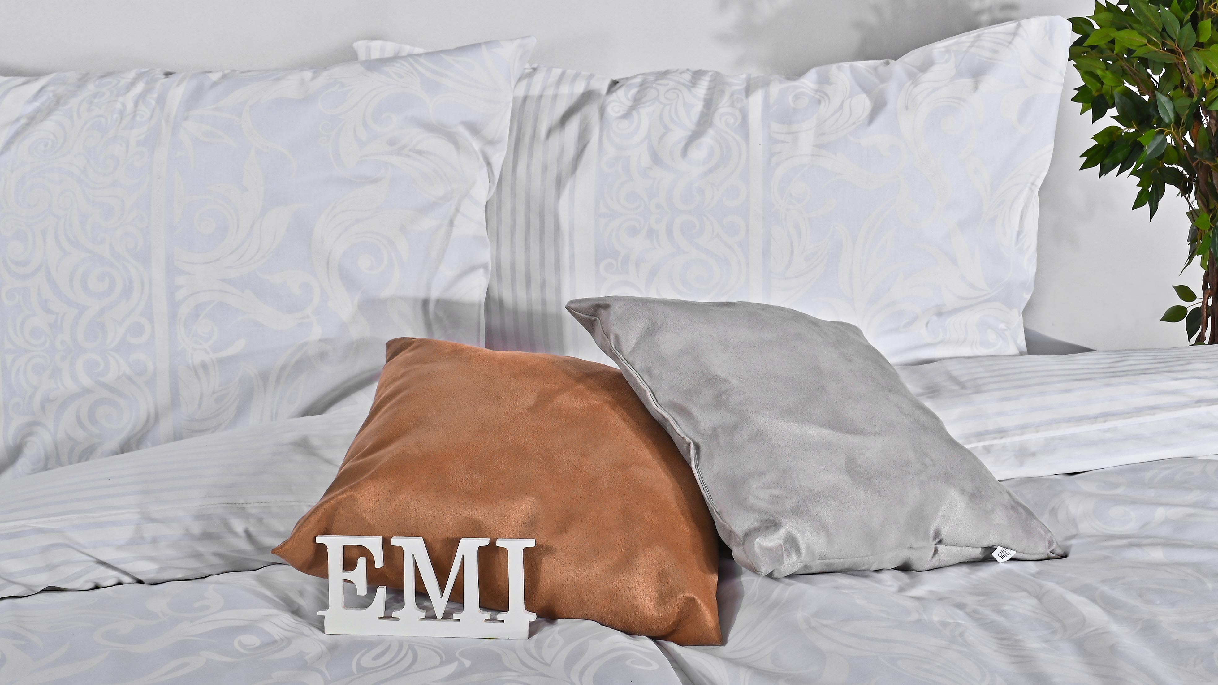 biele luxusné obliečky na posteľ