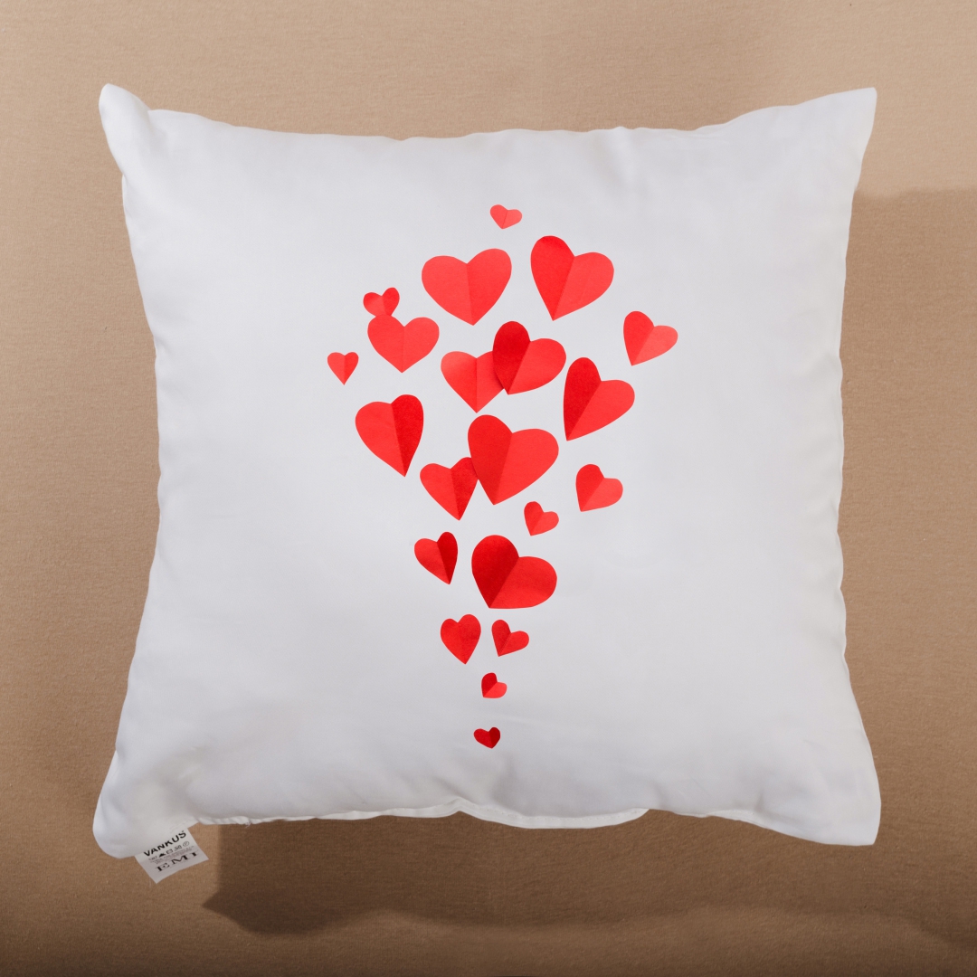dekorativny_vankus_hearts_emi