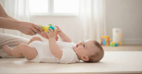 AKÉ HRY NA PODLAHE POMÁHAJÚ BÁBÄTKU SPEVNIŤ BRUŠKO?